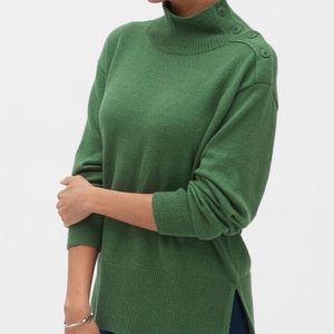 BR▪️Button-Shoulder Turtleneck Sweater